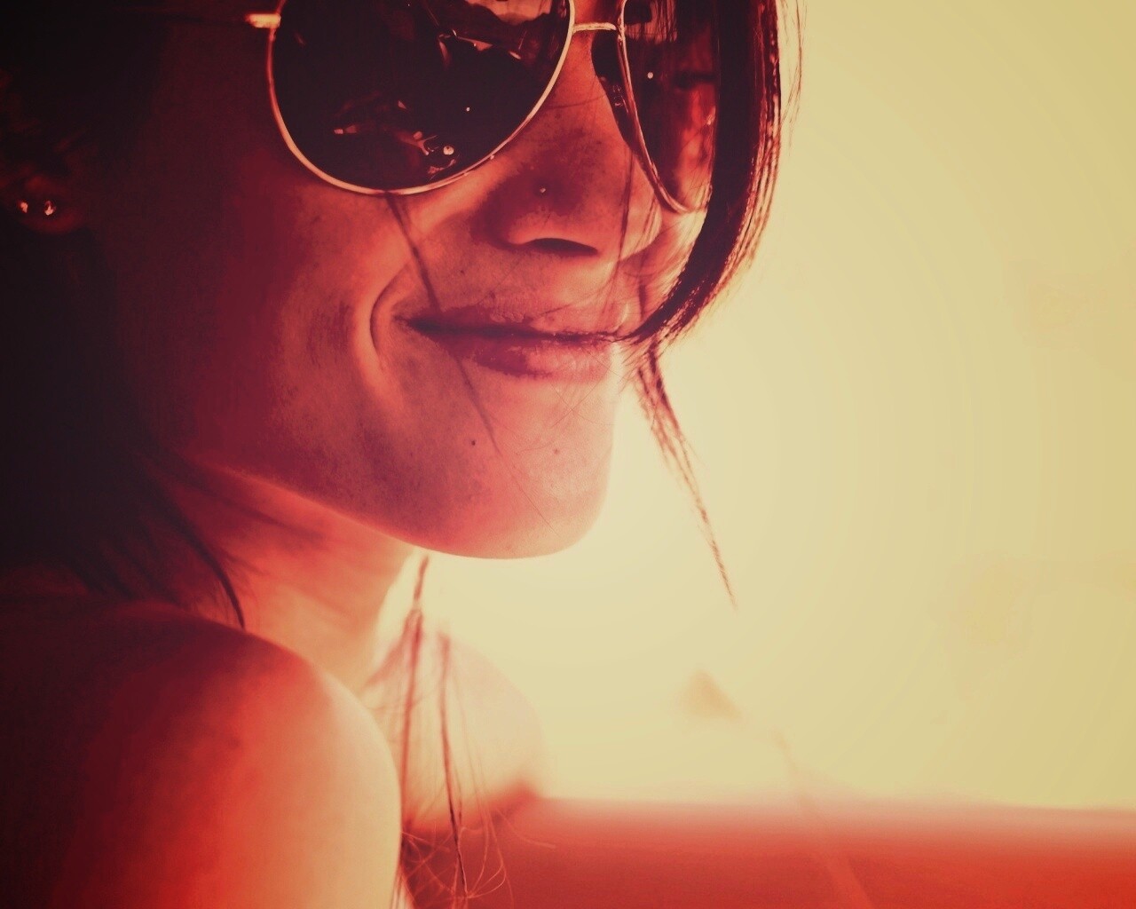 Девушка в очках обои