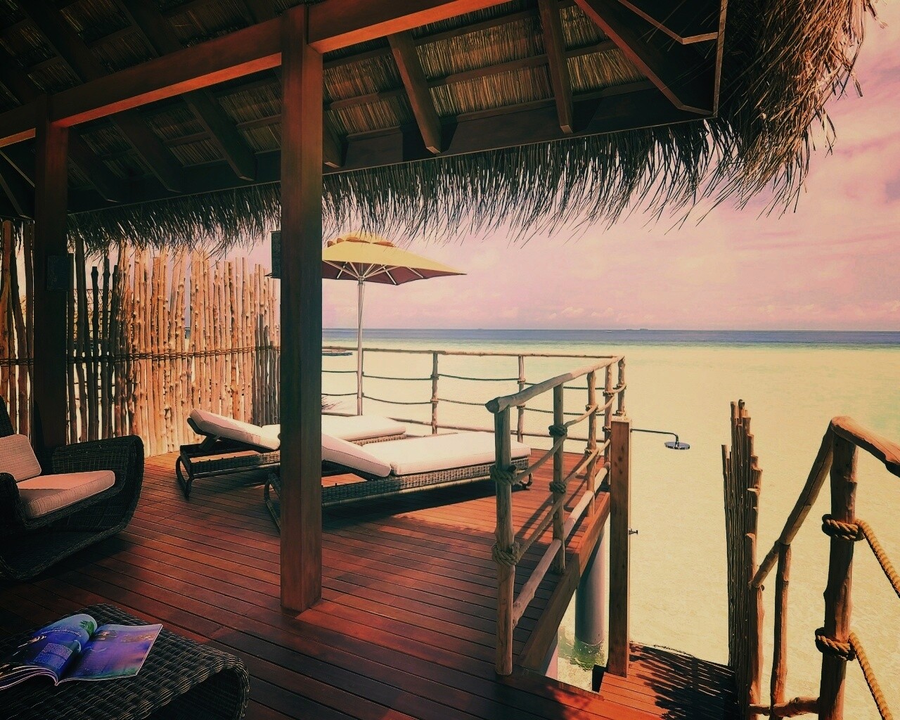 Домик на пляже обои