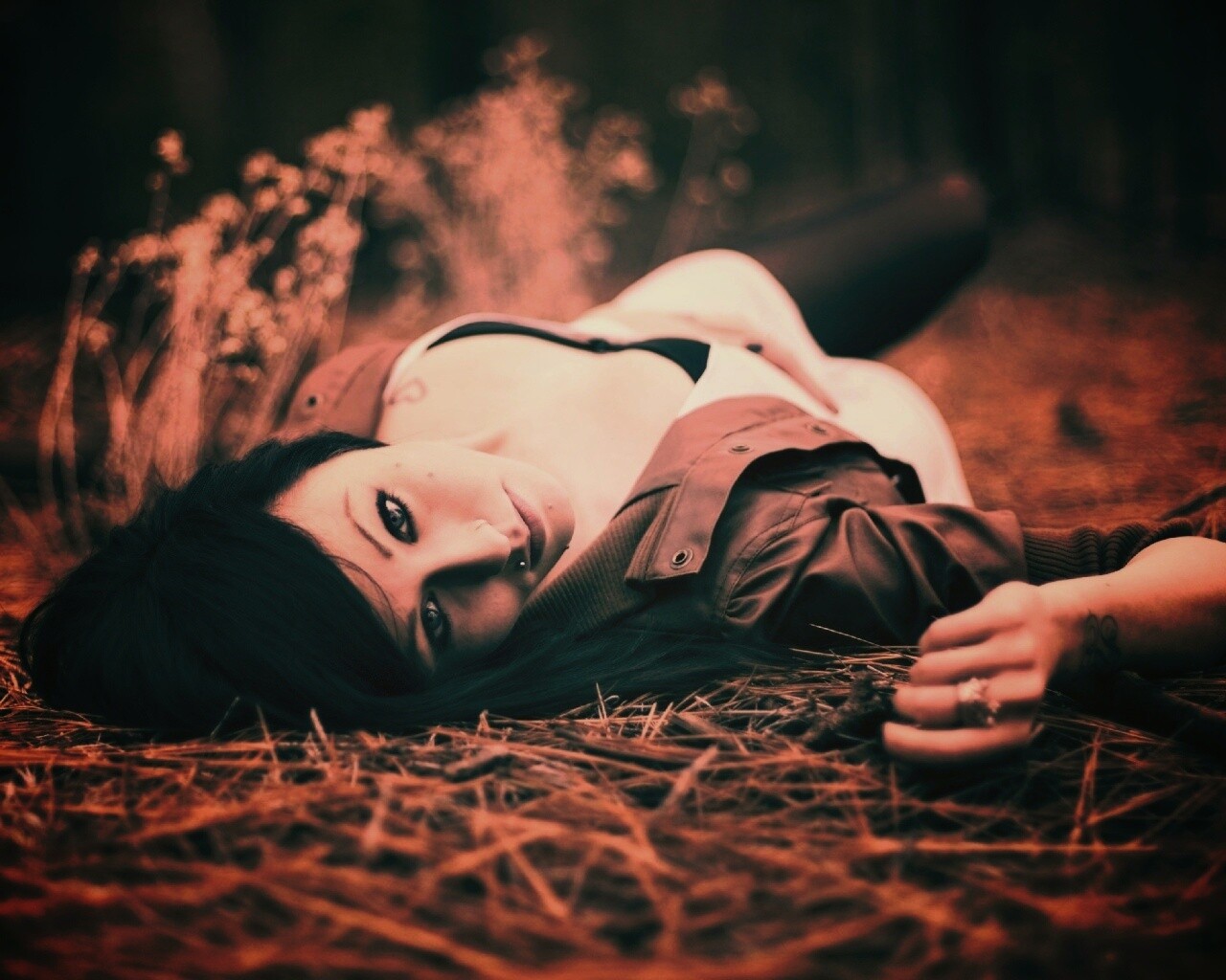 Лежащая на траве обои