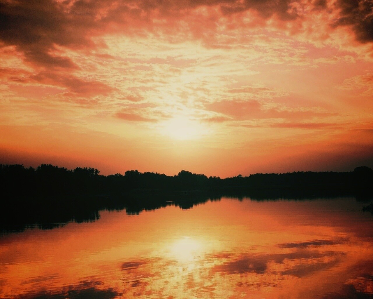 Закат отражается в озере обои