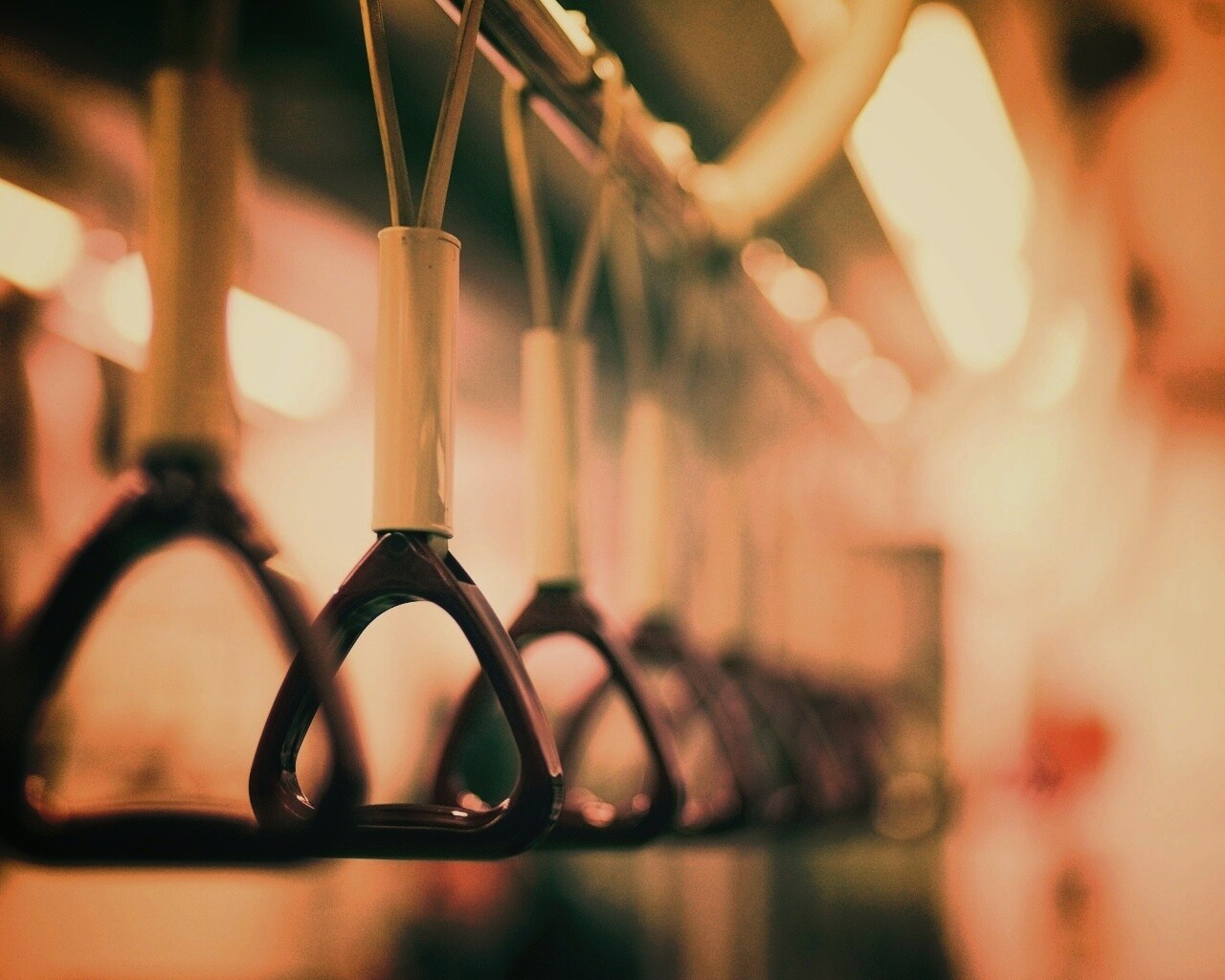 Поручни в метро обои