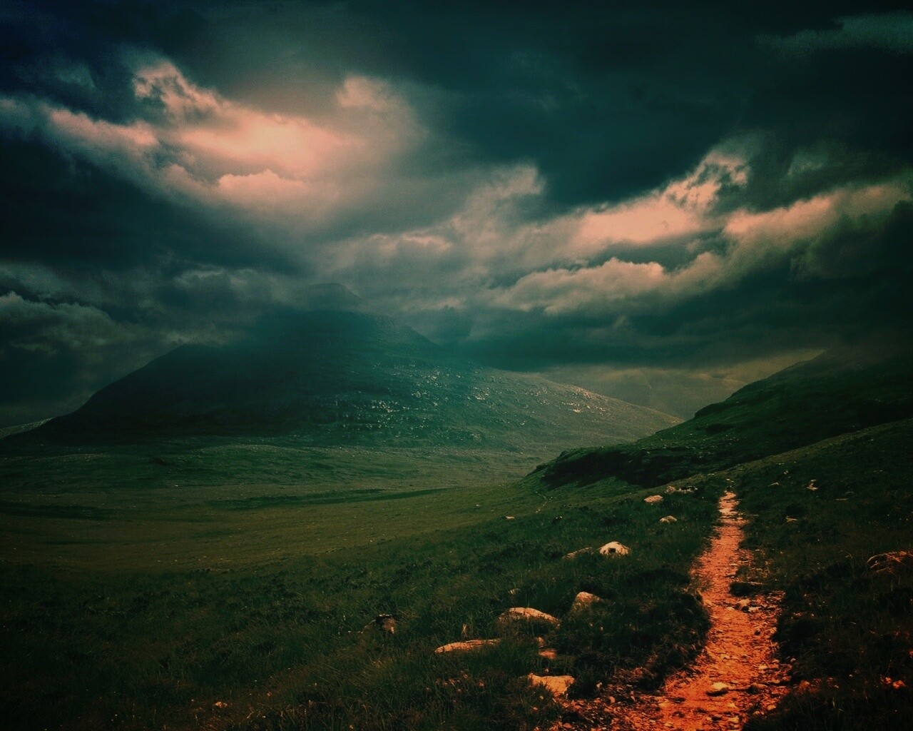 Тропинка средь холмов обои