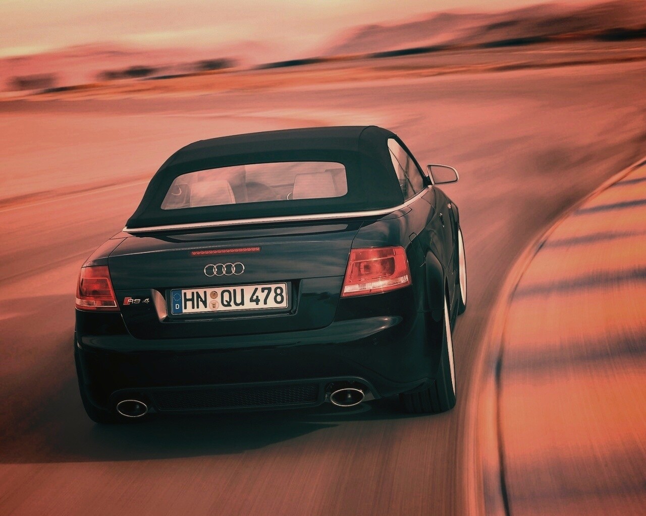 Audi RS 4 с тряпичной крышей обои