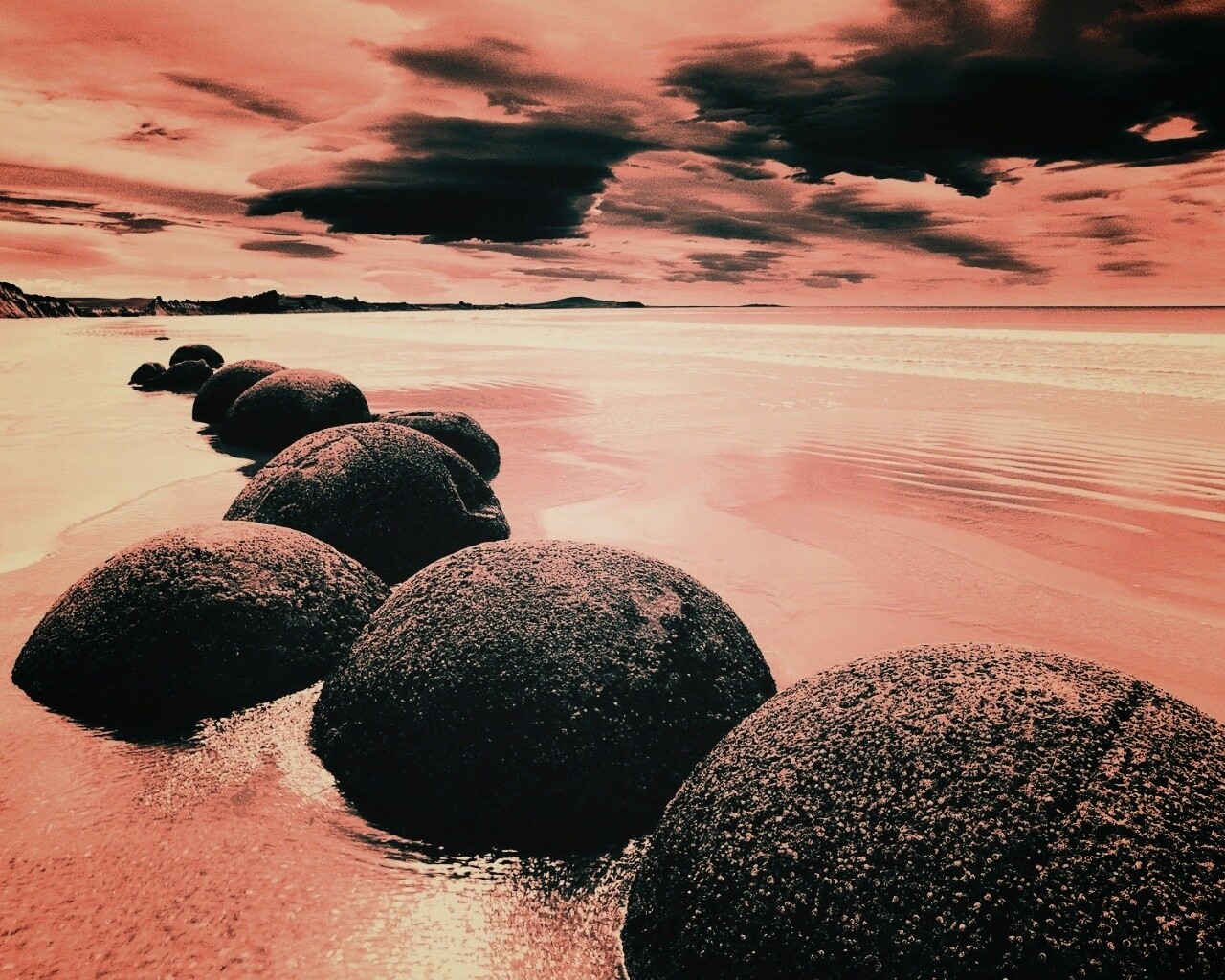 Круглые камни на берегу обои