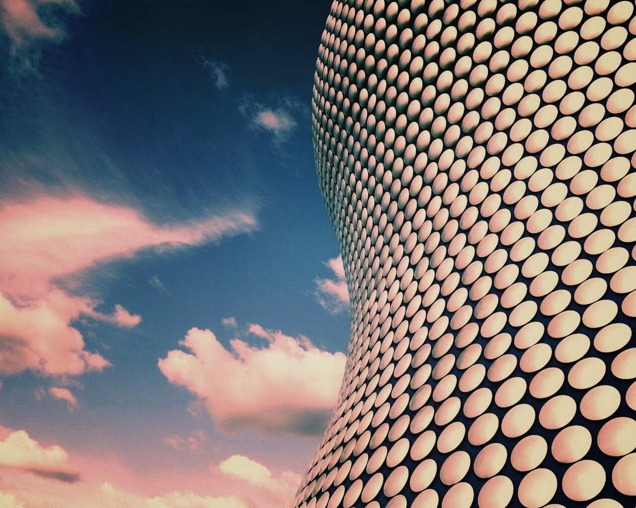 Стена из белых кругов обои