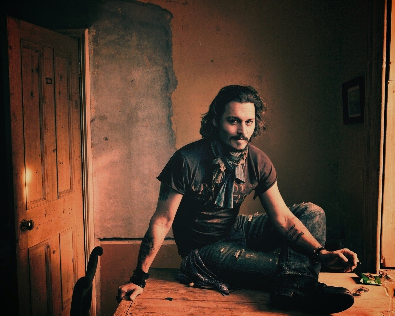 Джонни Депп на столе обои