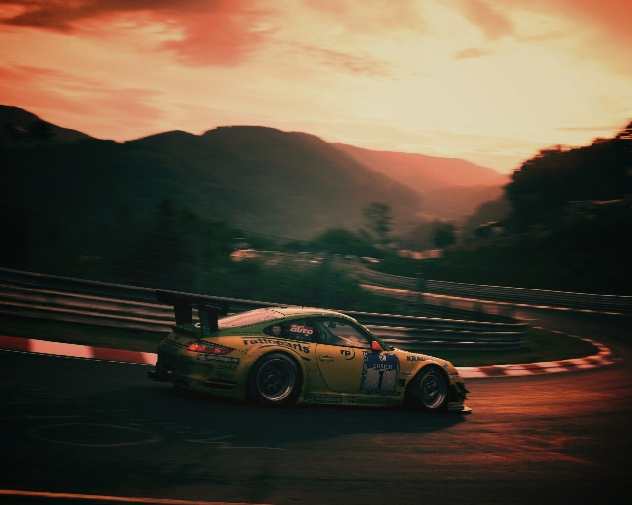 Гоночный Порше на треке обои