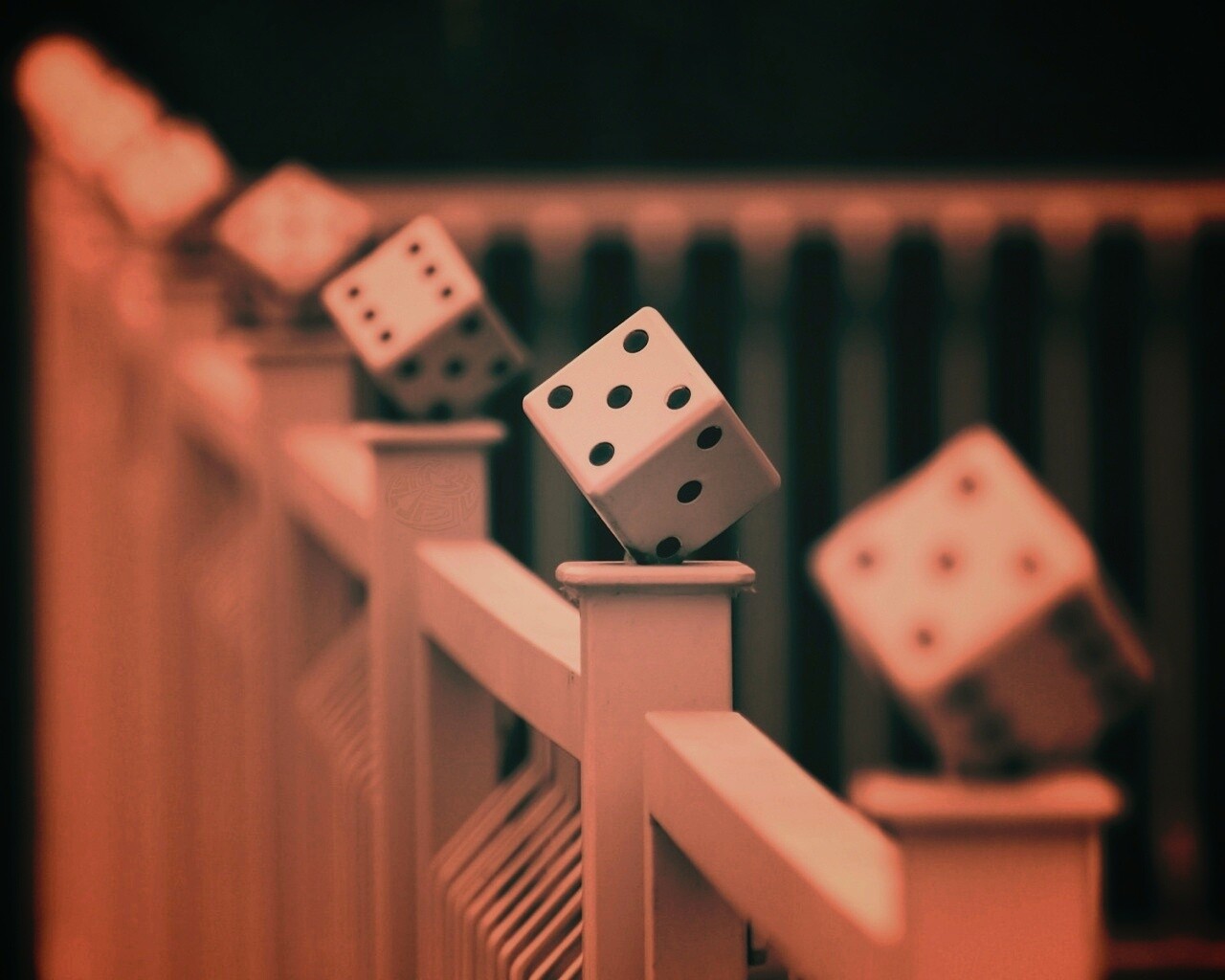 Игральные кости украшающие перила обои