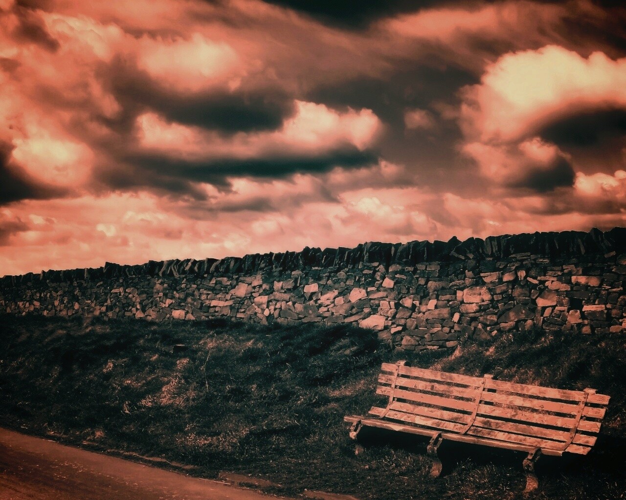 Скамейка у дороги обои