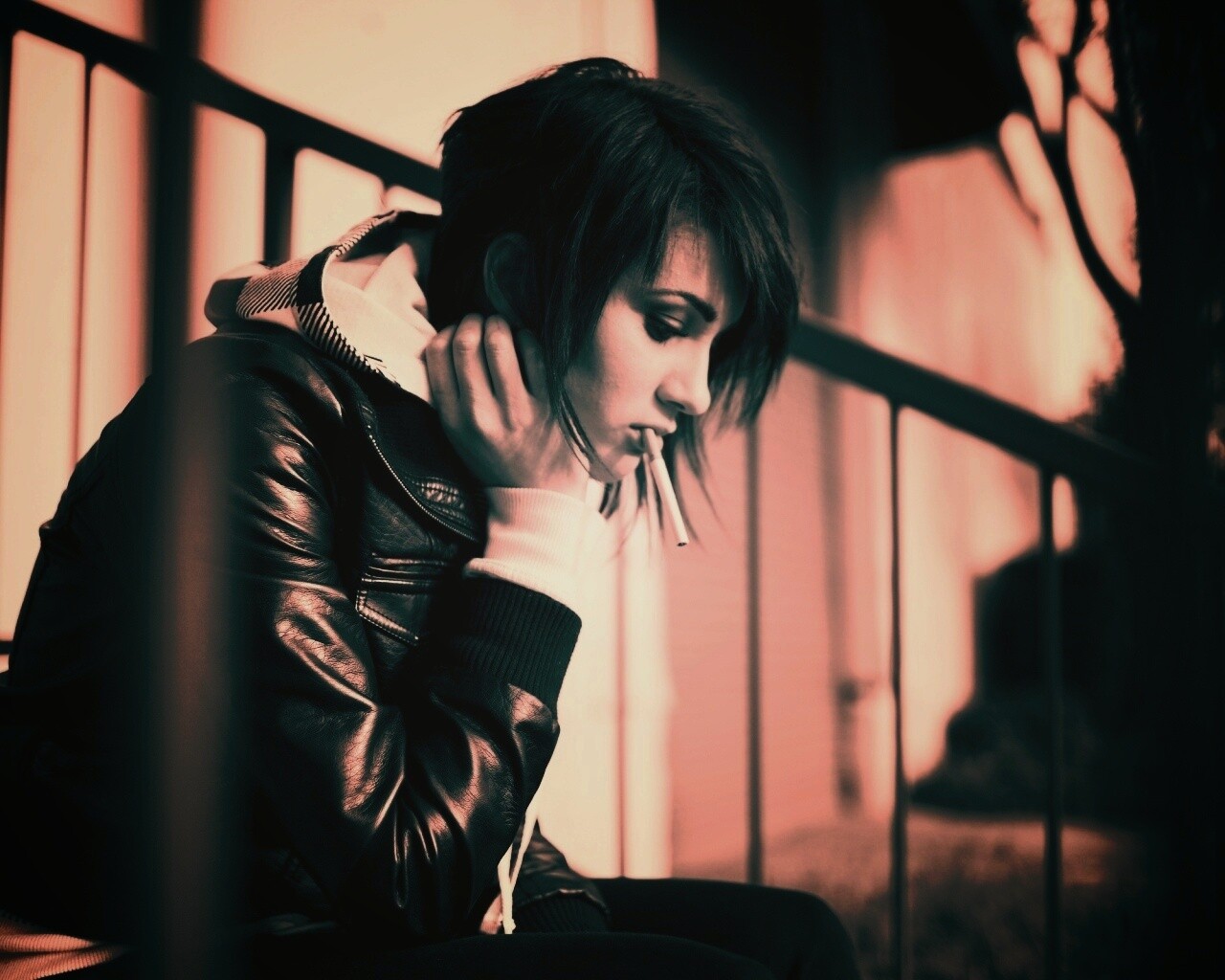 Девушка с сигаретой обои