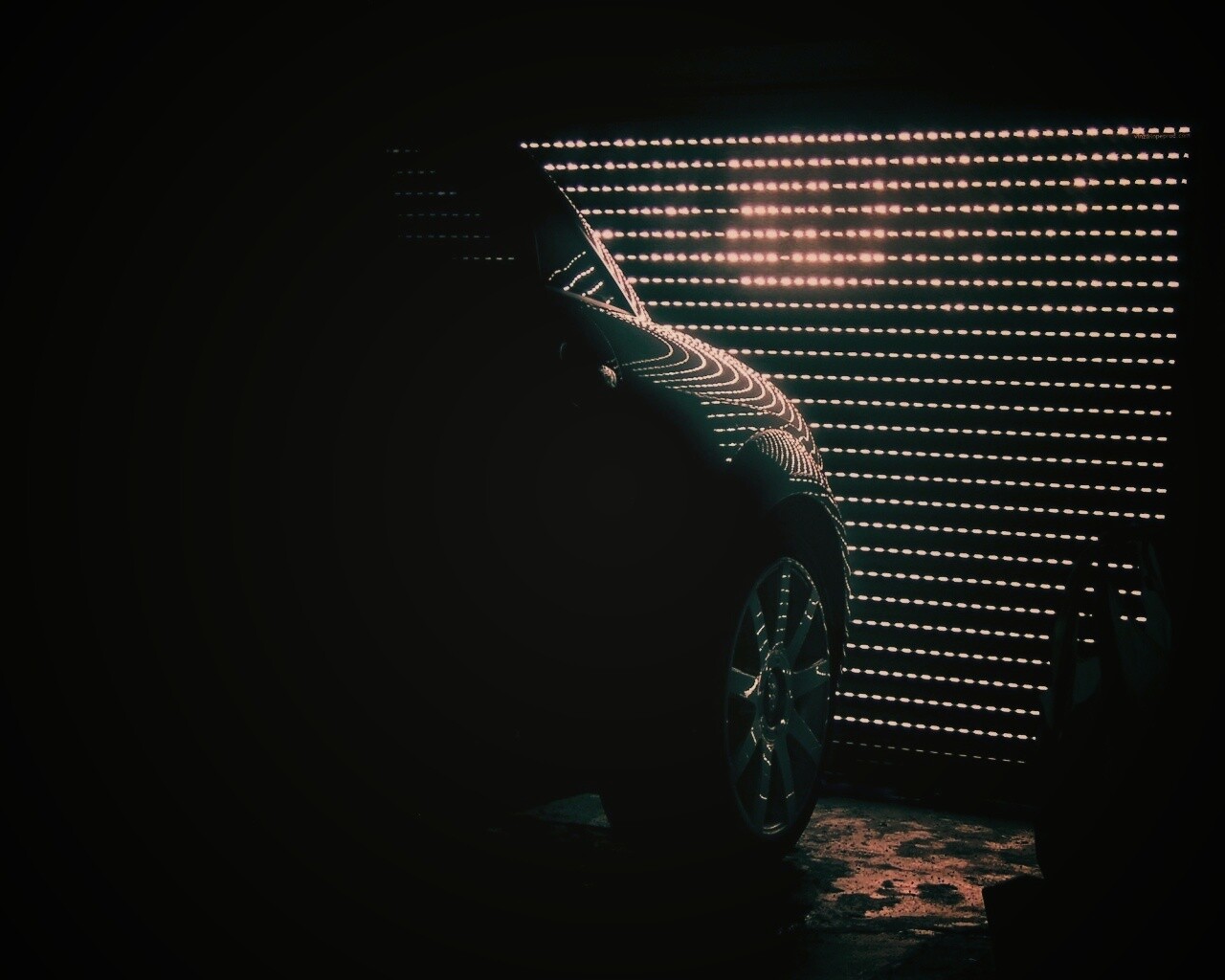 Машина в закрытом гараже обои