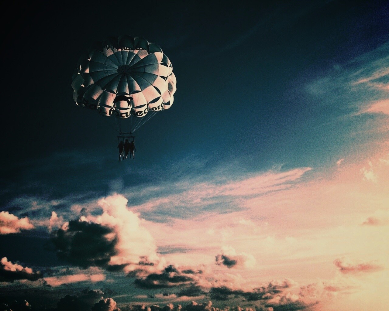 Трое парашютистов обои