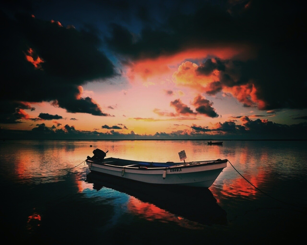 Тучи над озером обои