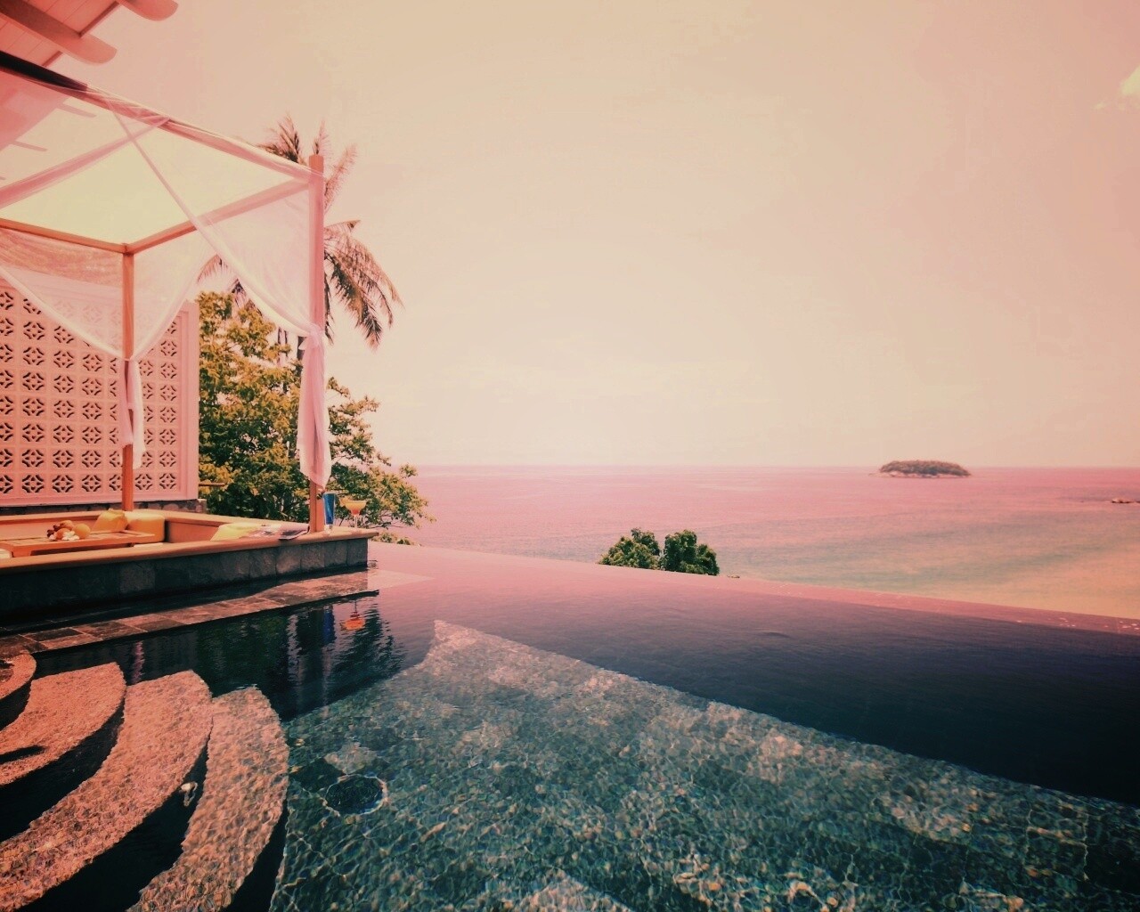 Бассейн на берегу моря обои