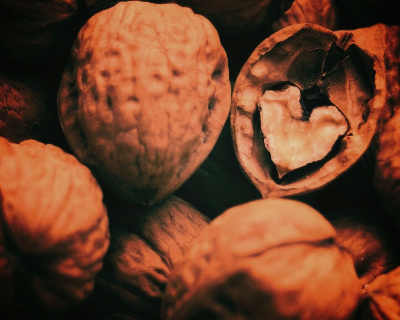 Расколотый орех обои