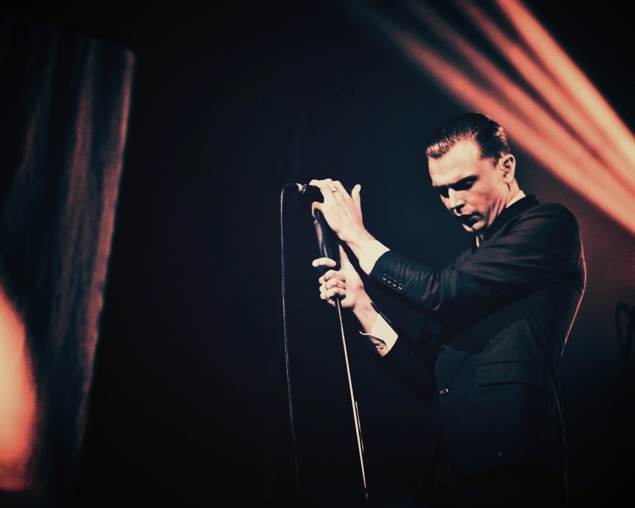 Тео Хатчкрафт на сцене обои