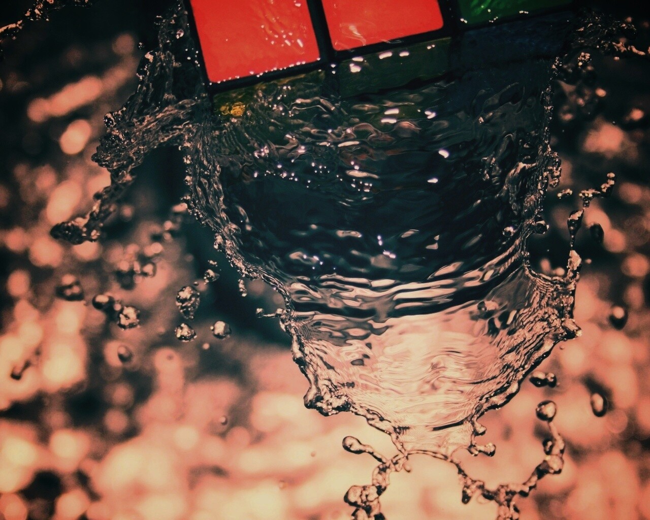 Кубик рубика в воде обои