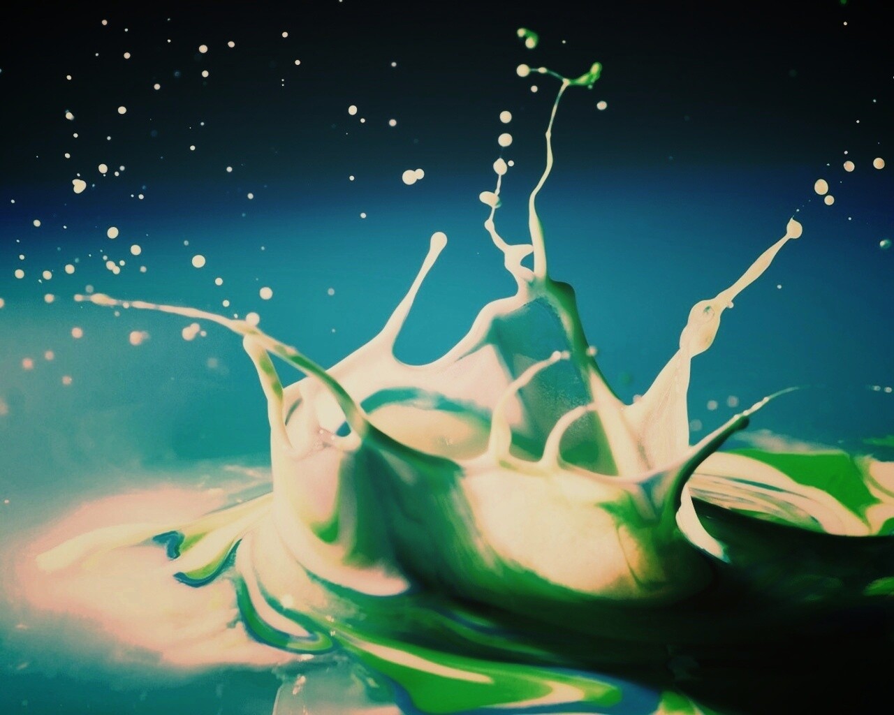 Брызги зеленой краски обои