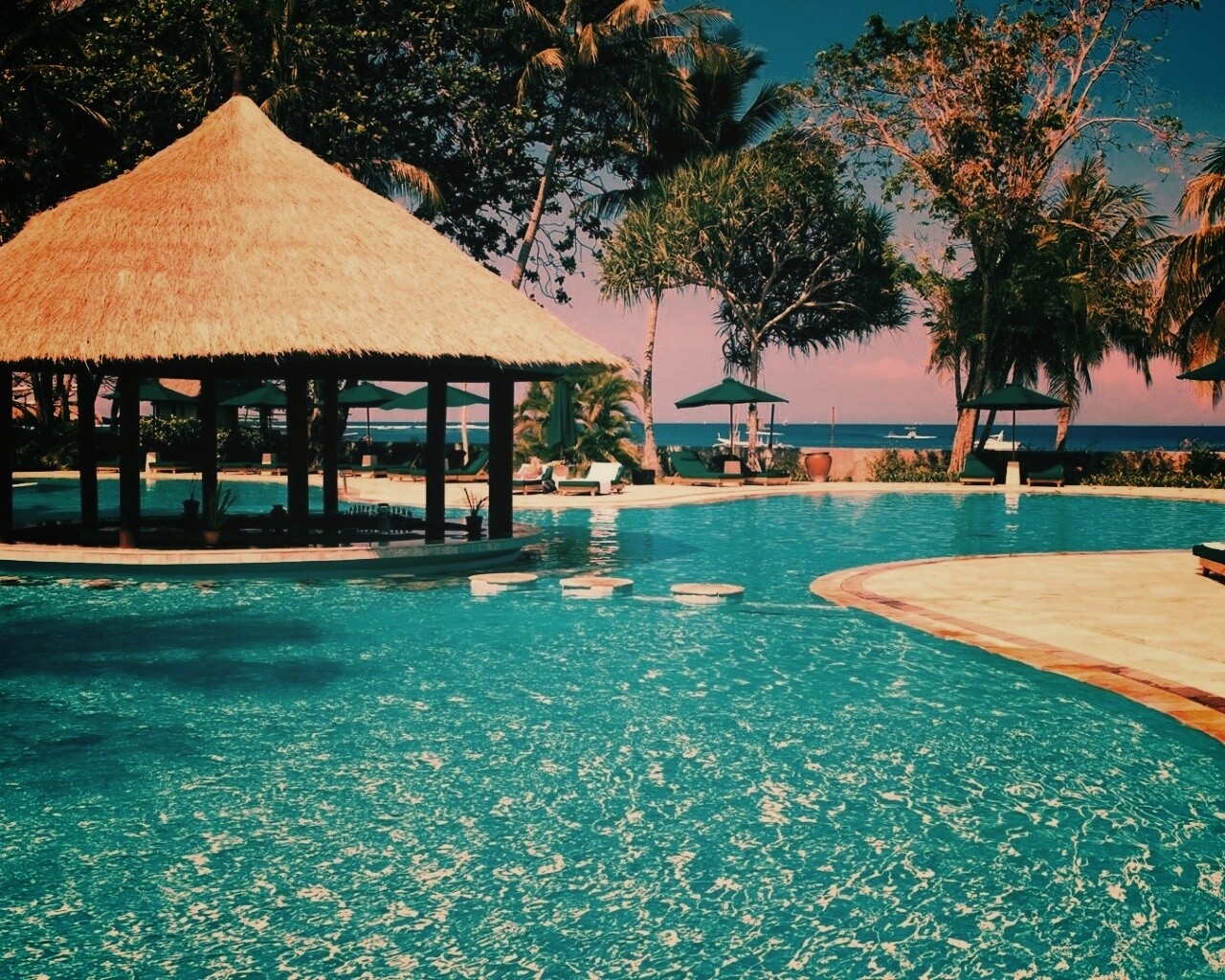 Бассейн отеля обои