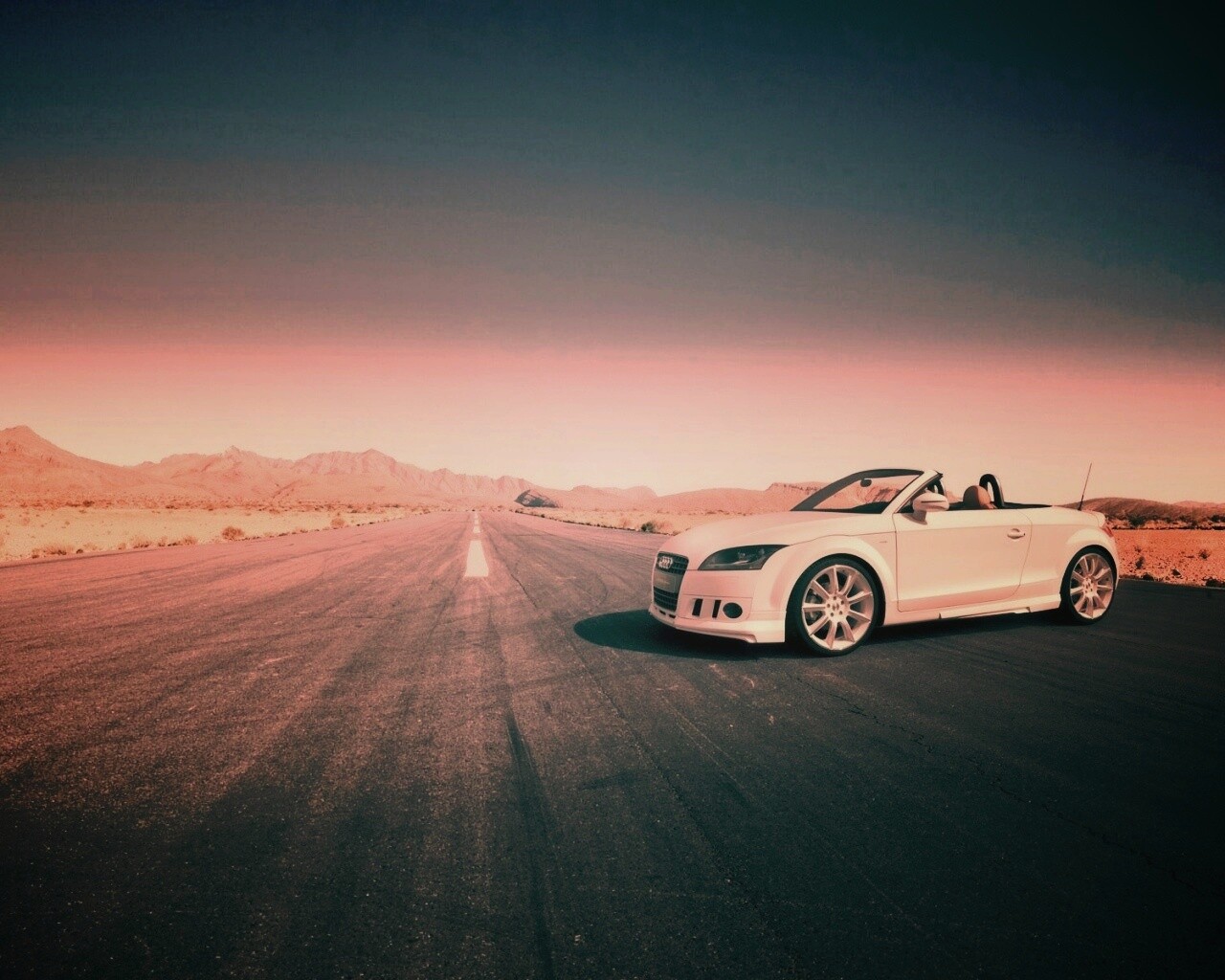 Кабриолет Ауди на пустынной дорге обои