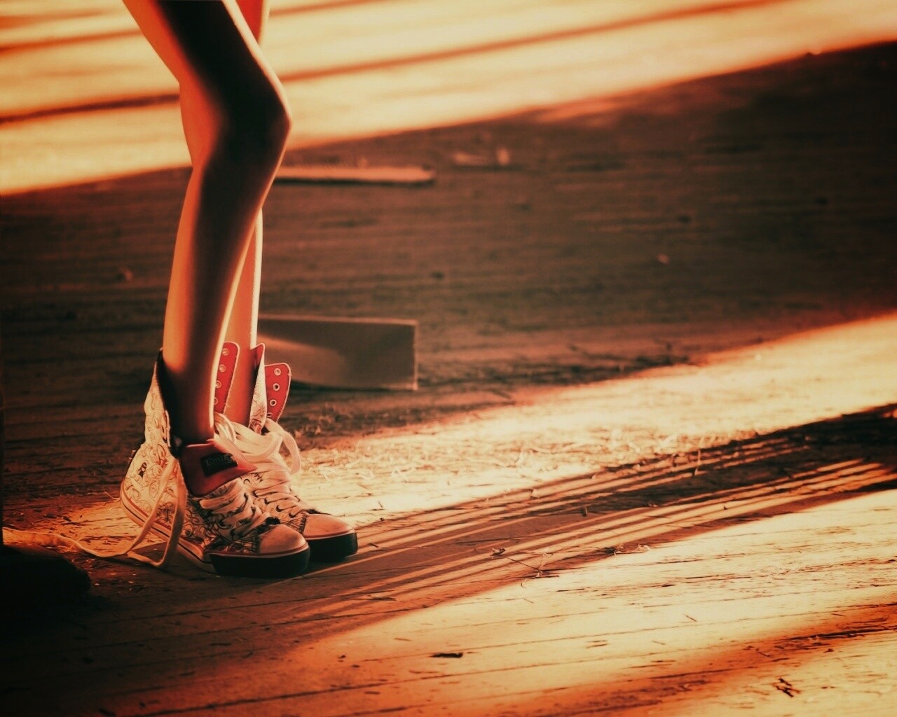 Ножки в кедах обои