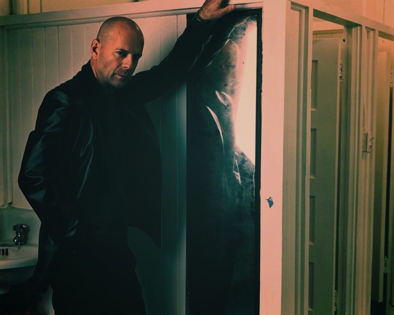 Брюс Уиллис у зеркала обои