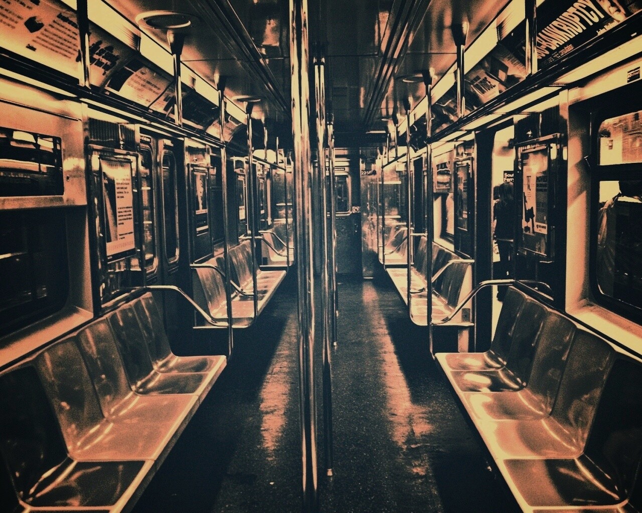 Пустой вагон метро обои
