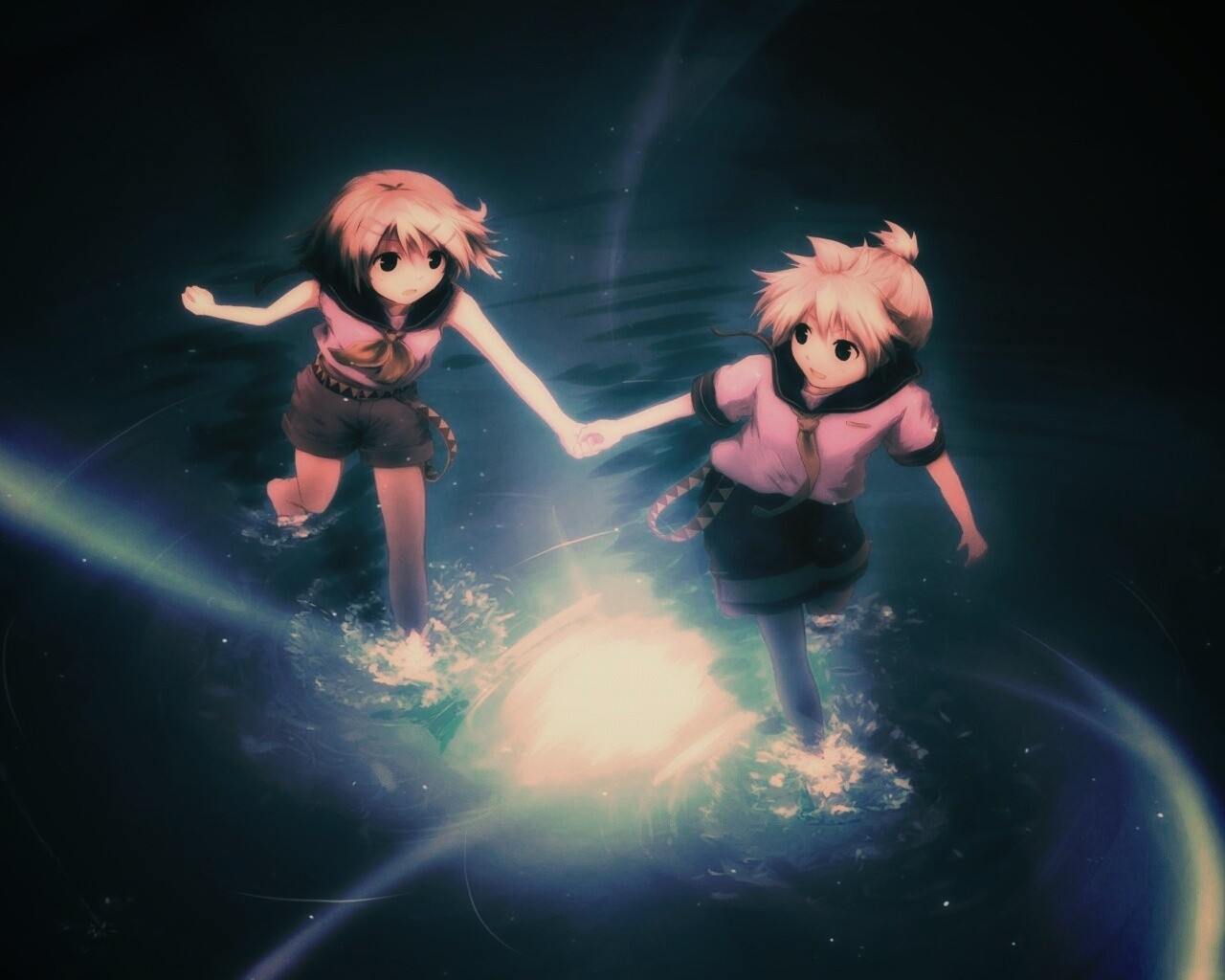 Девочки бегут по воде обои