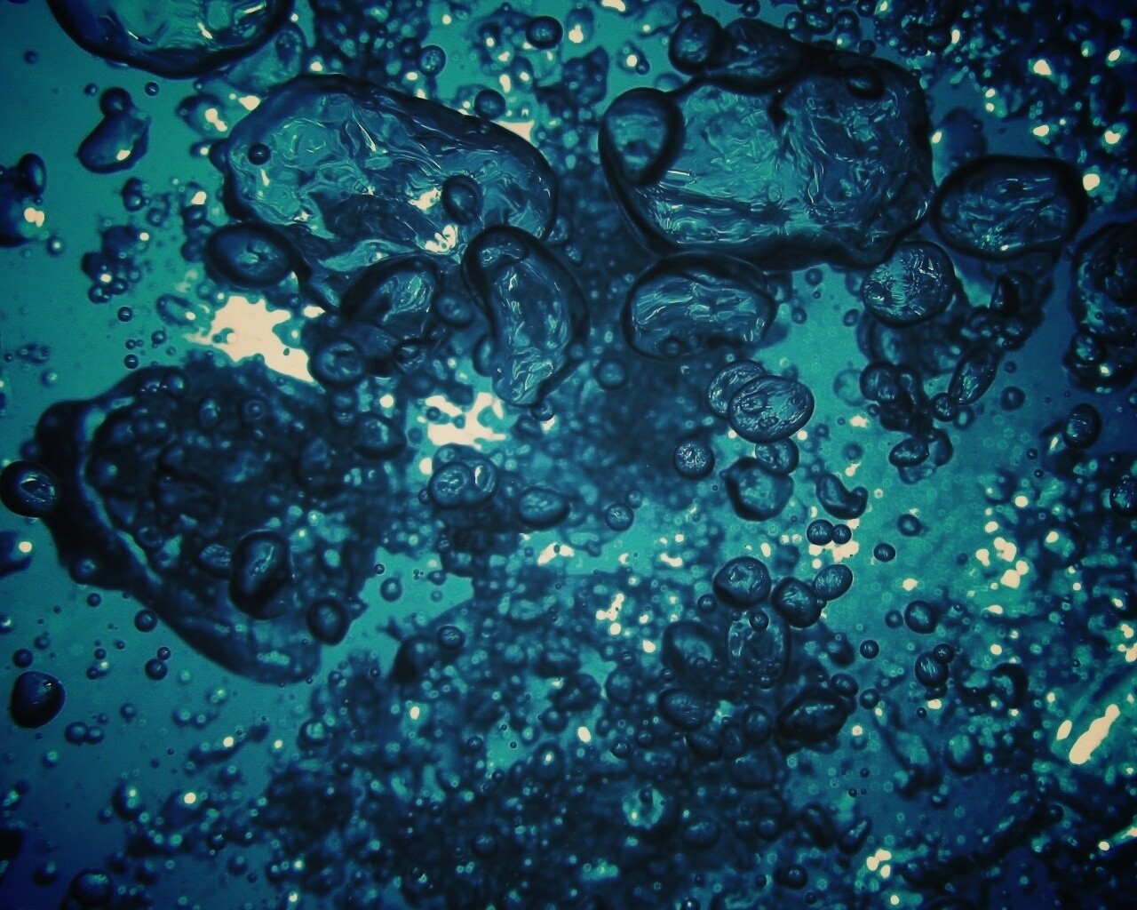 Тёмные пузыри в воде обои