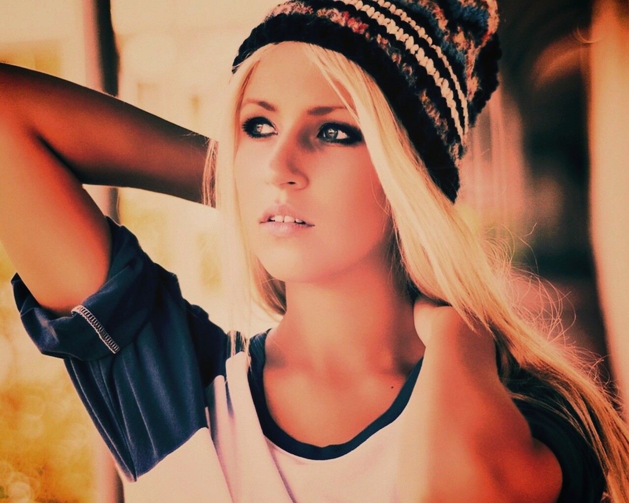 Блондинка в вязанной шапке обои