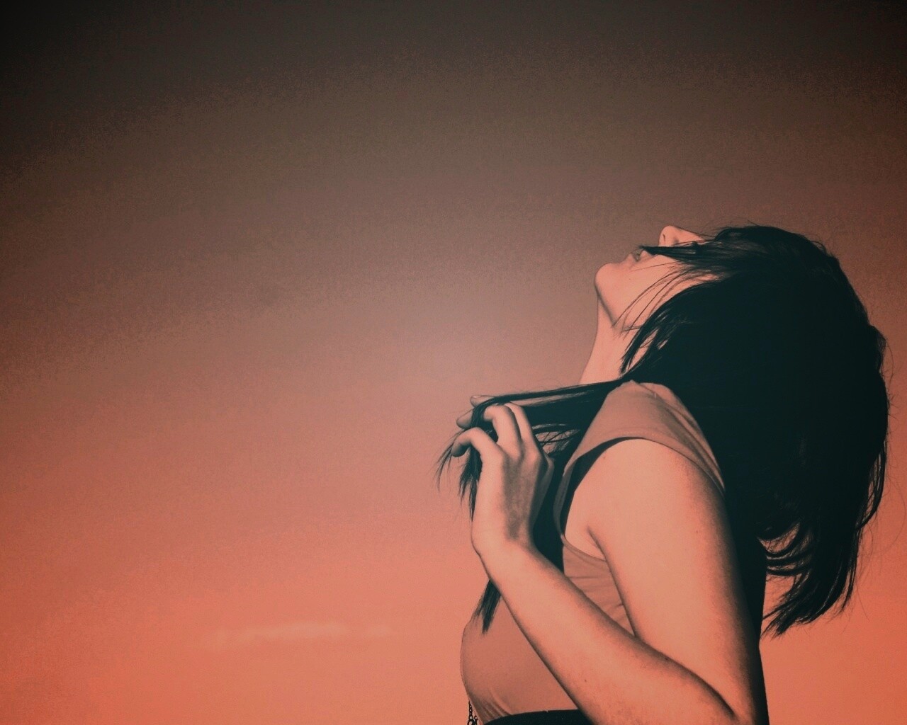 Взгляд брюнетки в небо обои