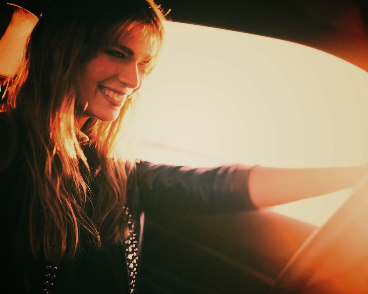 Девушка за рулем автомобиля обои