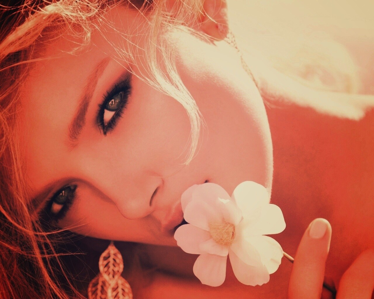 Красавица с белым цветком обои