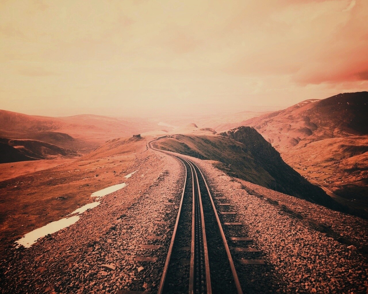 Рельсы уходящие вдаль обои