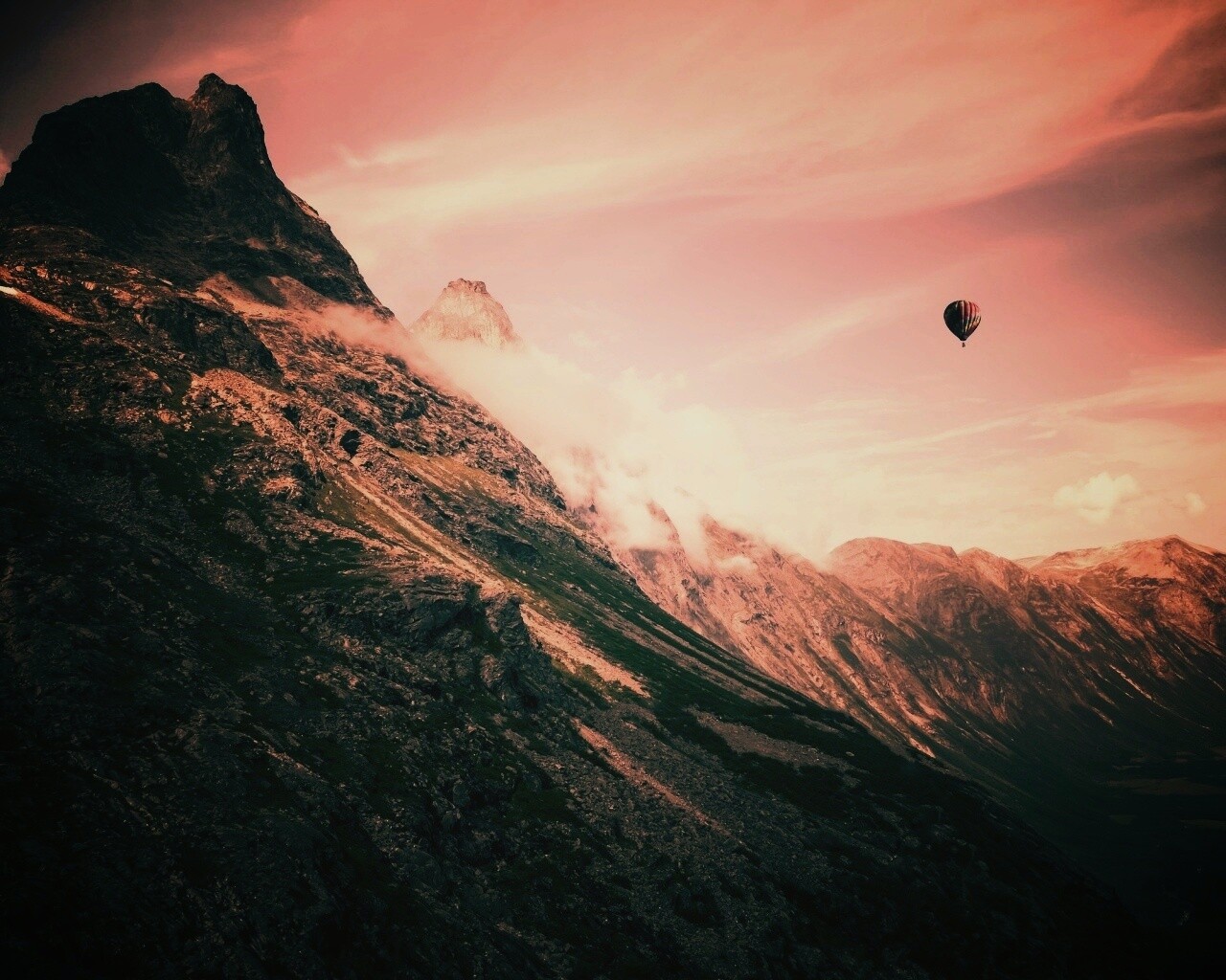 Воздушный шар в горах обои