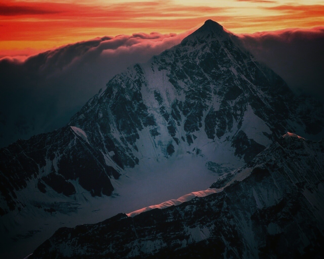 Гора на закате обои