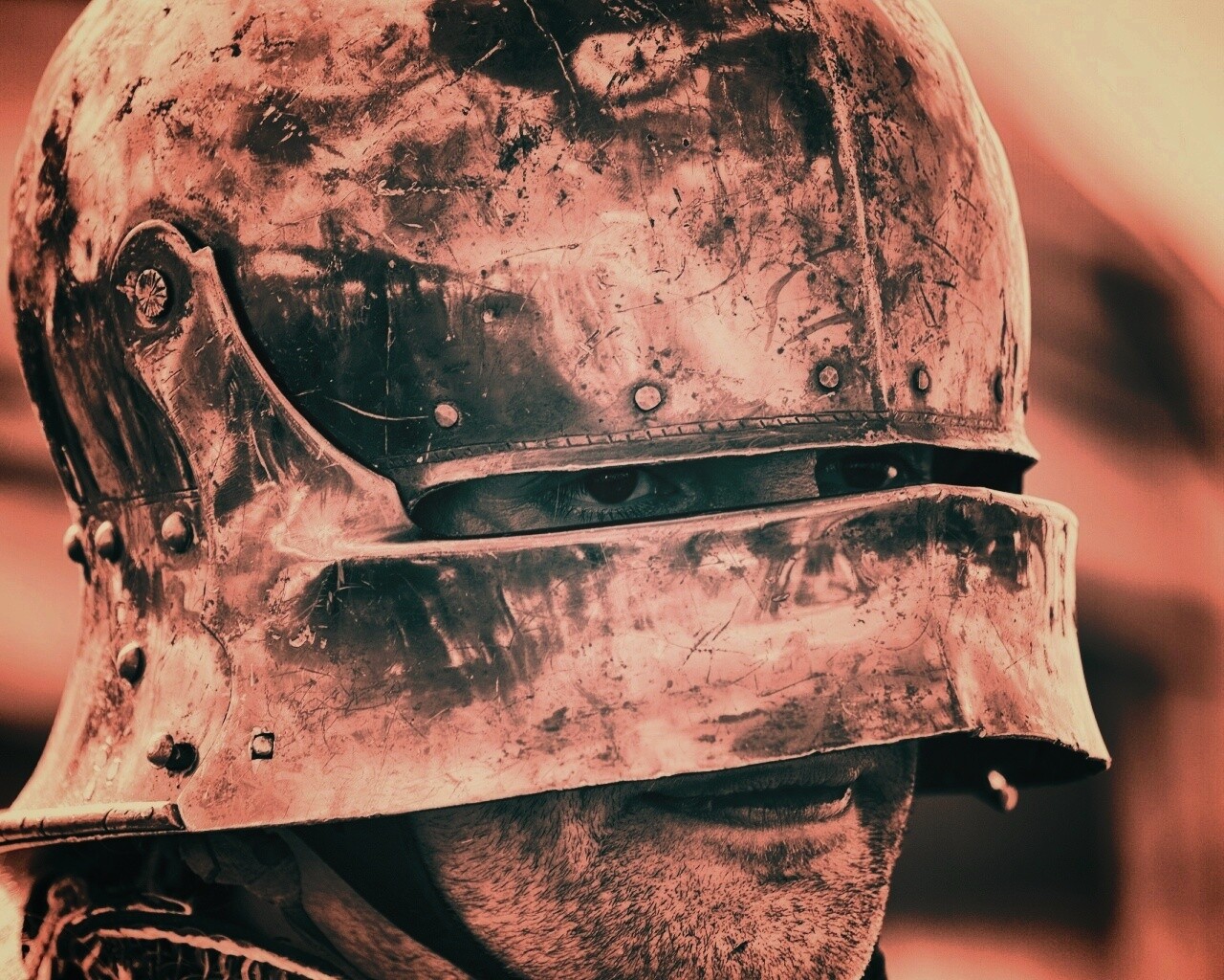 Человек в доспехах обои