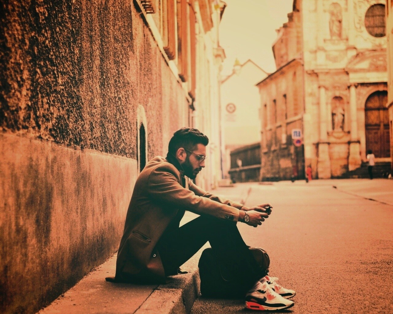 Хипстер с телефоном обои