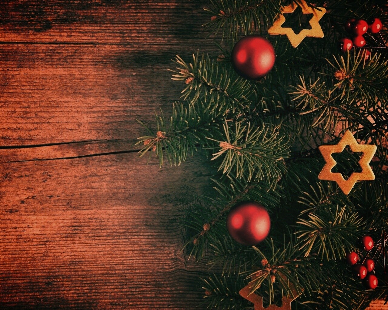 Новогодние игрушки на еловой ветке обои