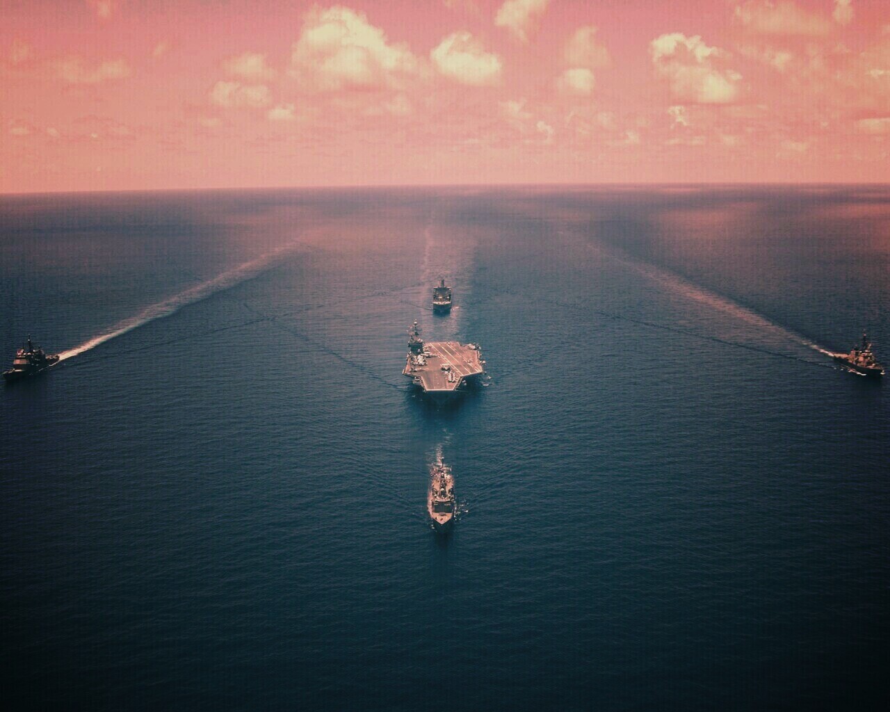 Авианосец с эскортом обои