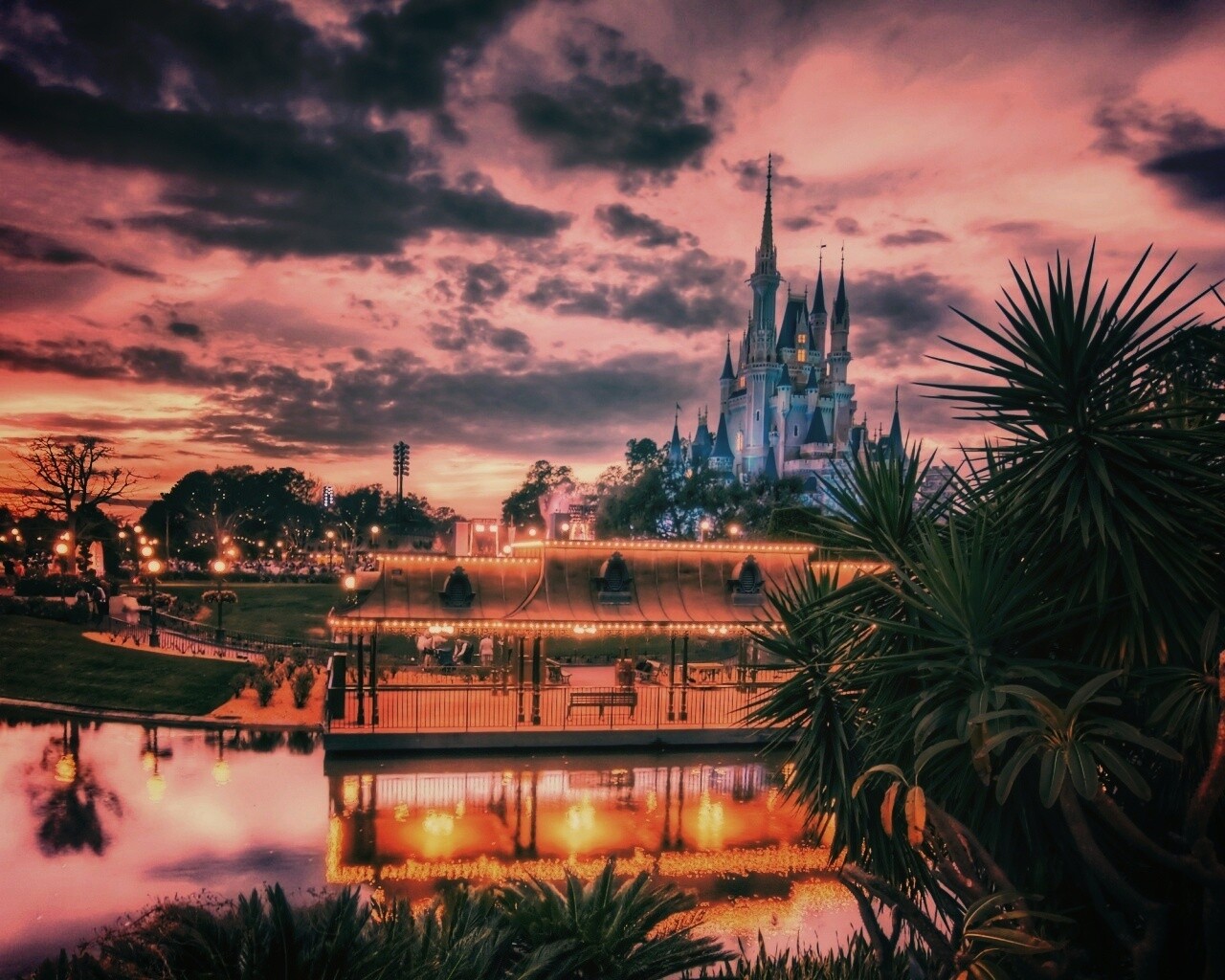 Диснеёленд вечером обои