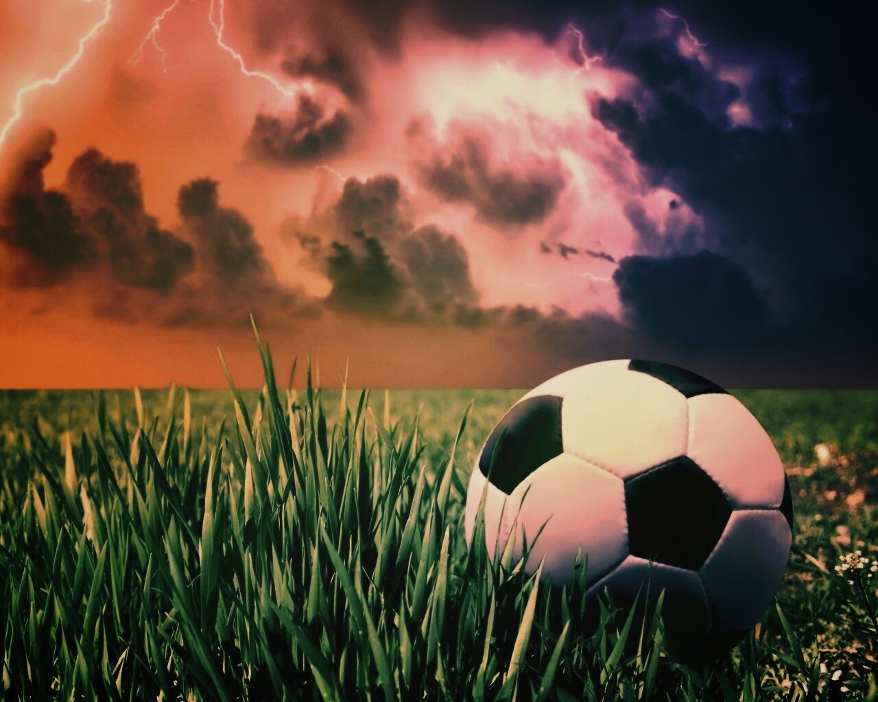 Футбольный мяч на газоне обои