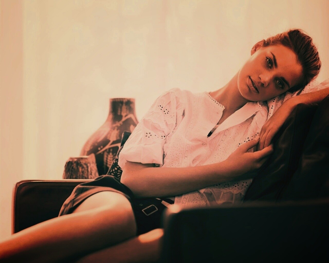 Девушка на диване обои