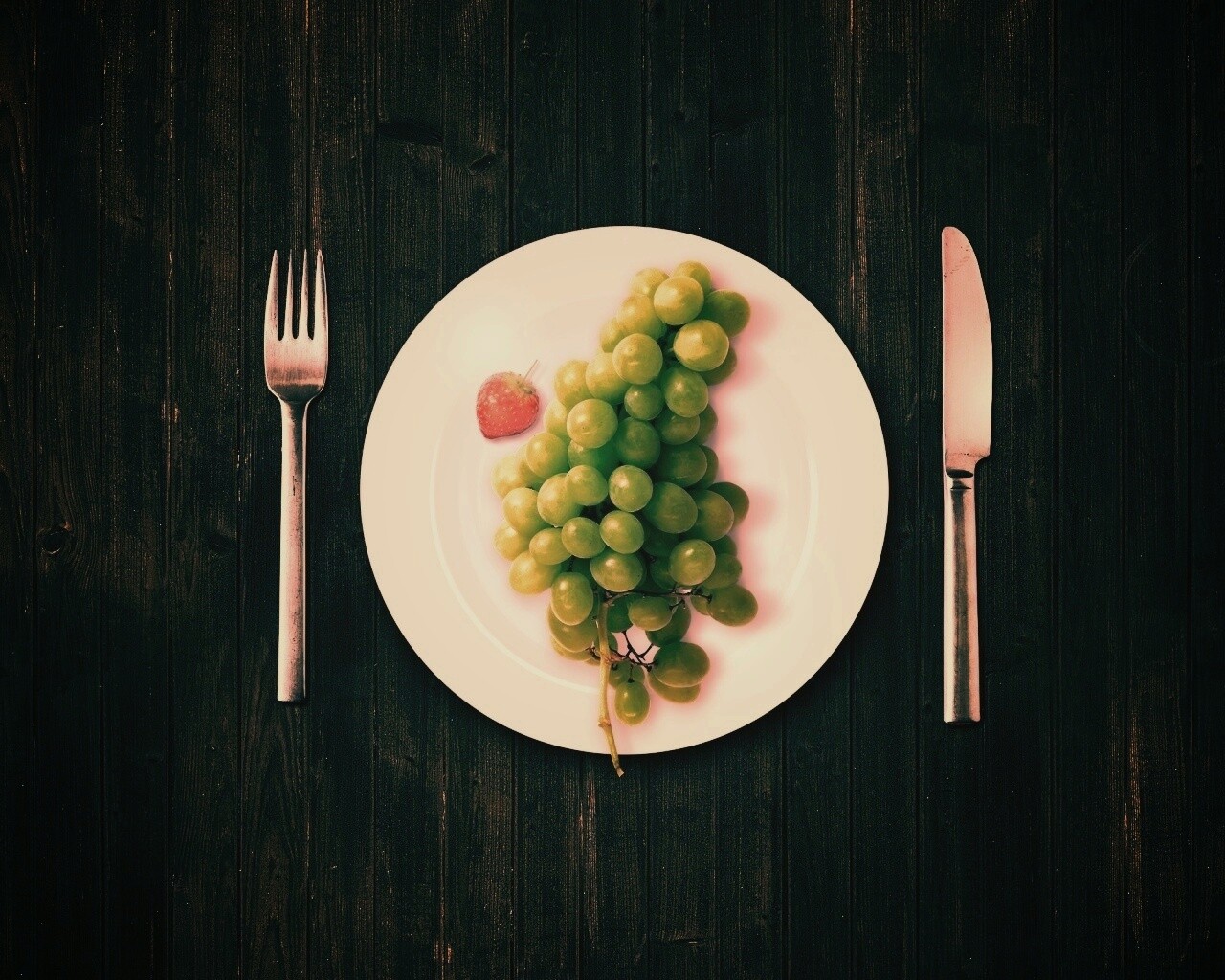 Виноград с клубникой обои