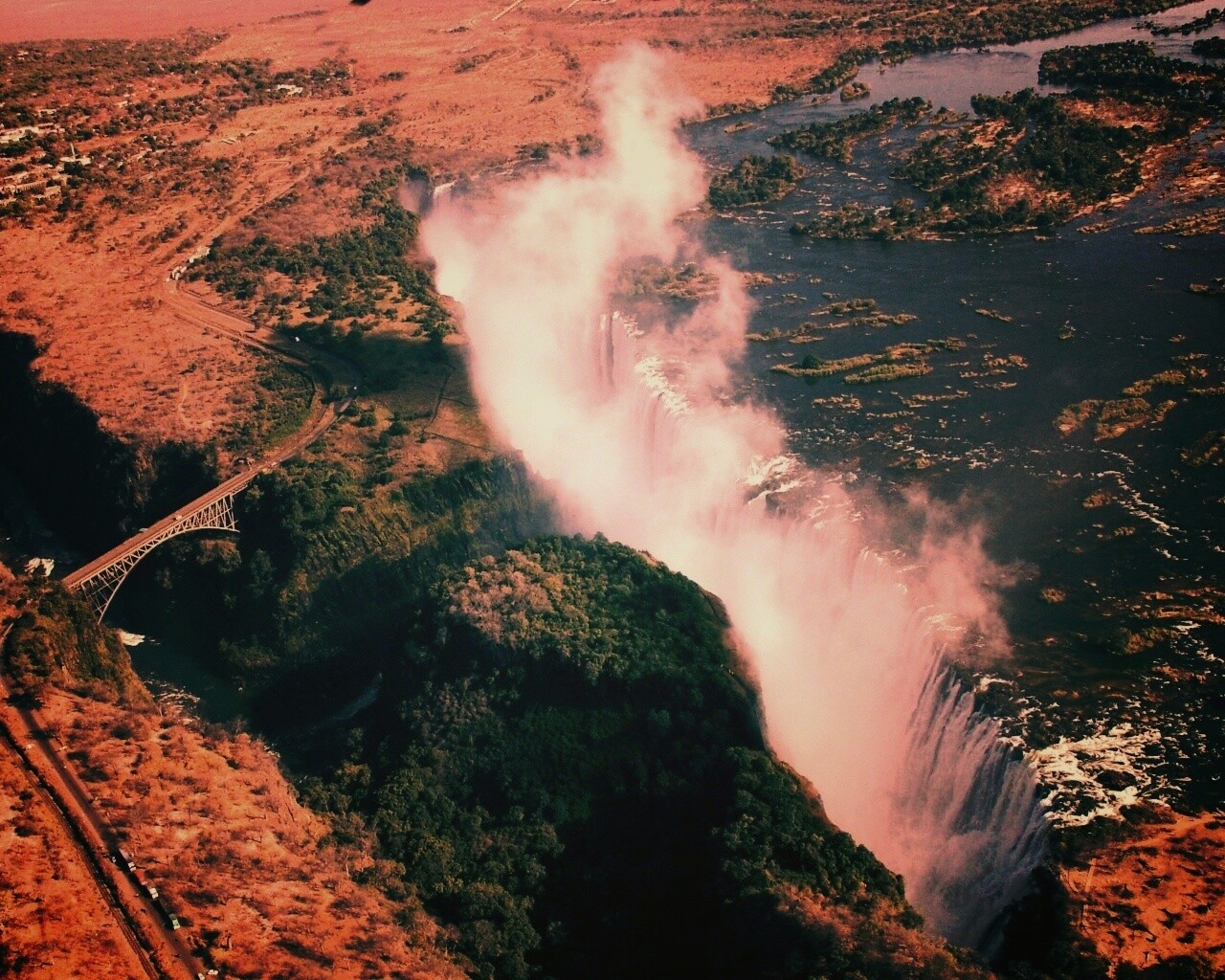 Живописный водопад обои