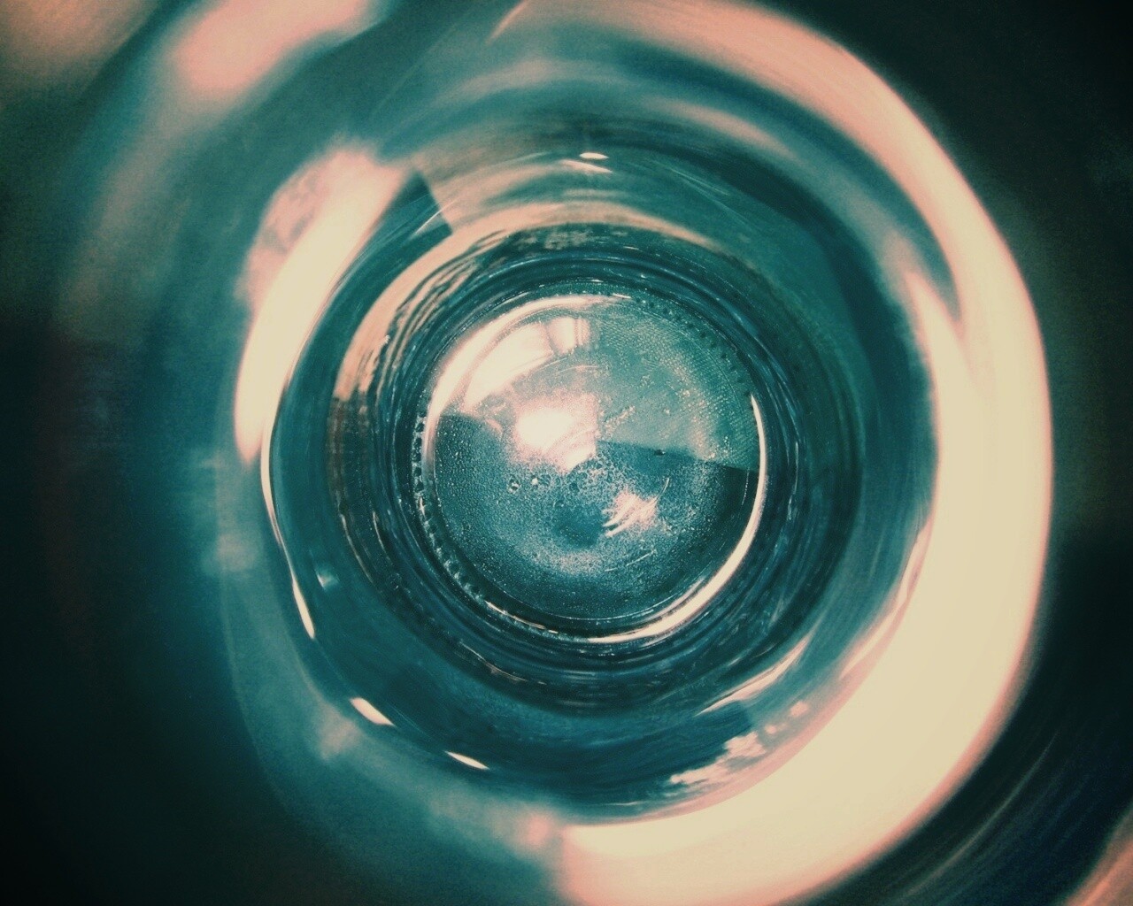 Дно стеклянной бутылки обои