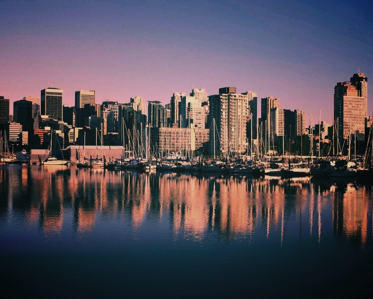 Город у воды обои