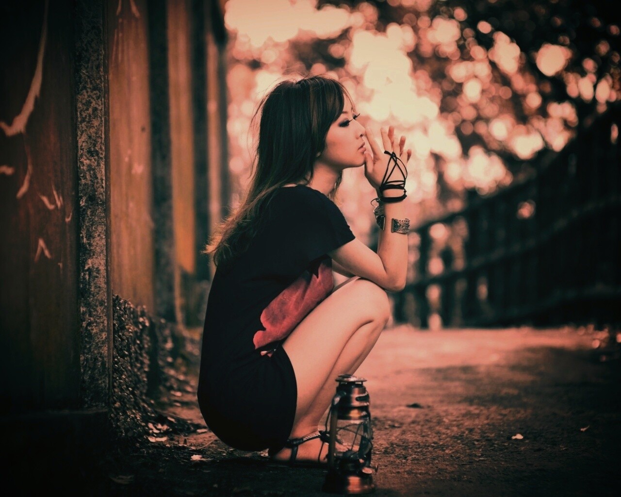 Японская девушка и масляный фонарь обои