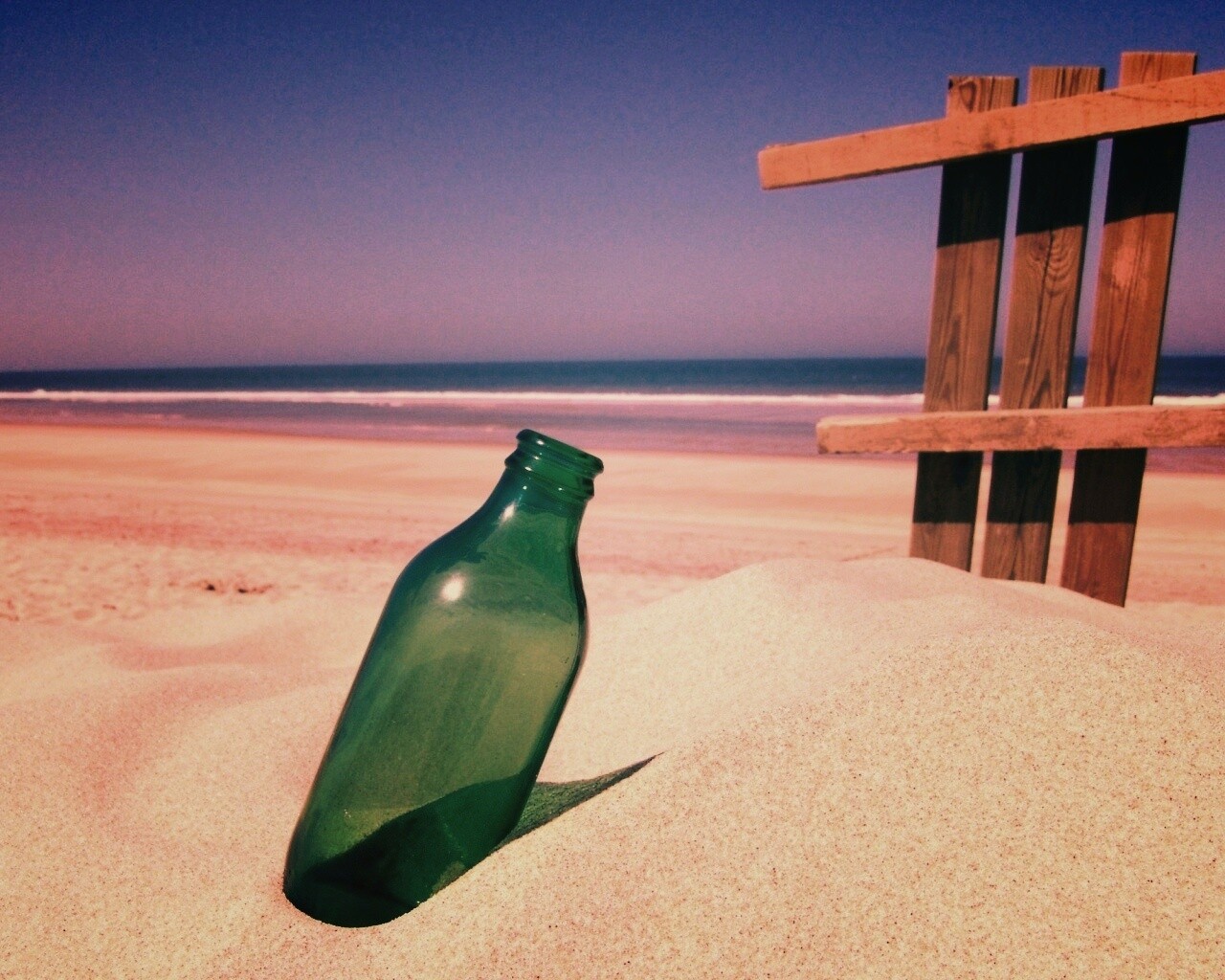 Бутылка на пляже обои