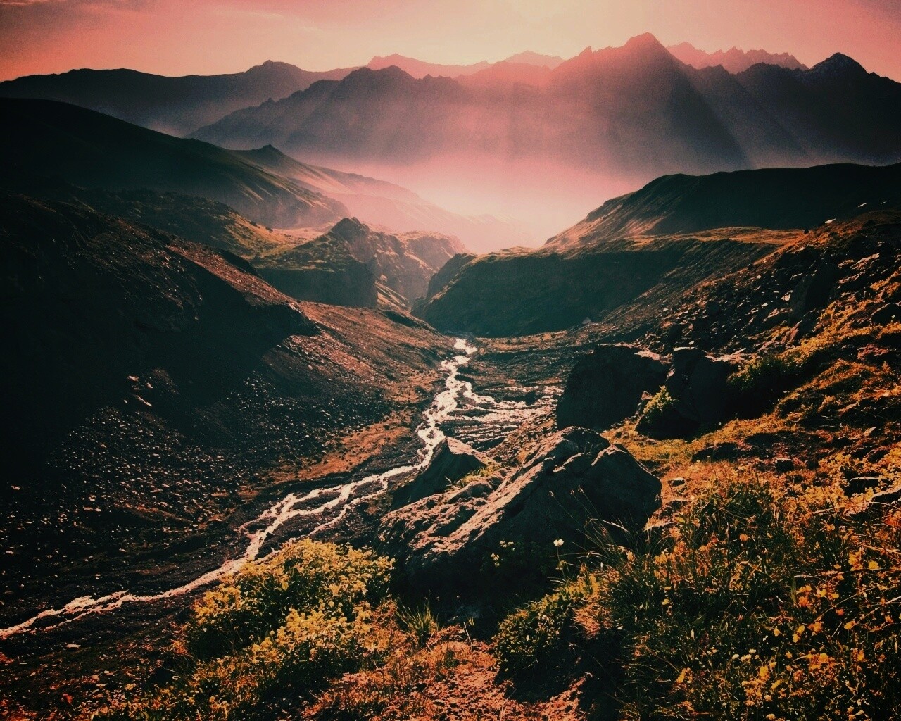 Горы и ручей обои